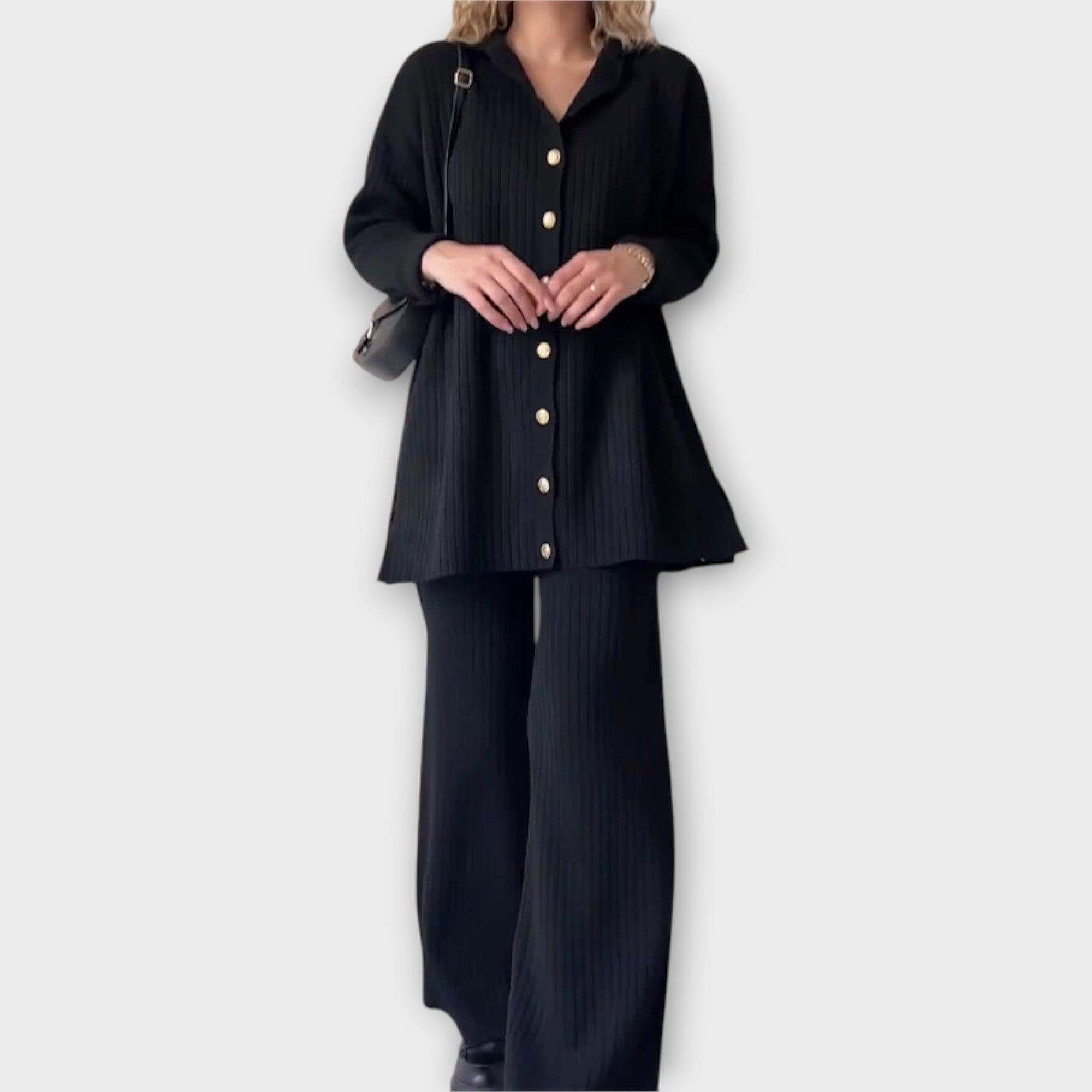 Komplekt soonikkoes detailide ja elegantse joonega